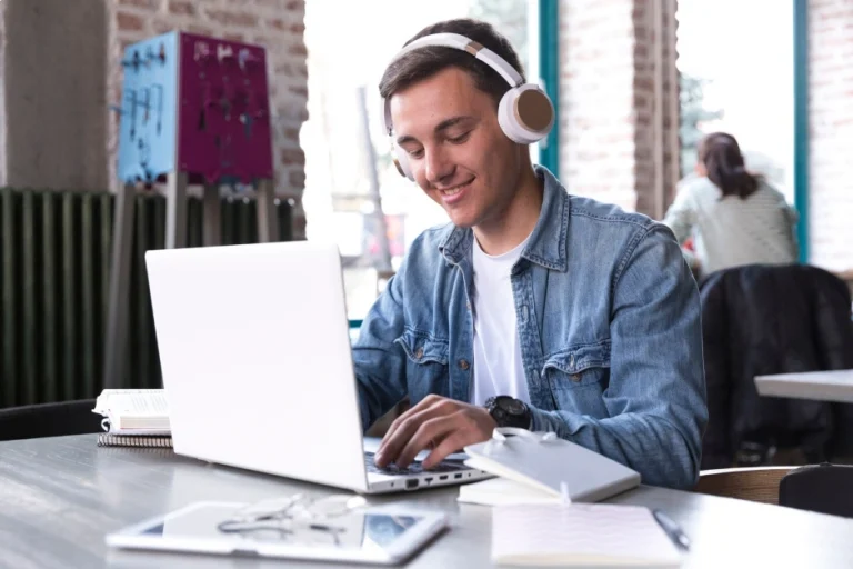College student teaching online at home – part-time online tutoring jobs for college students